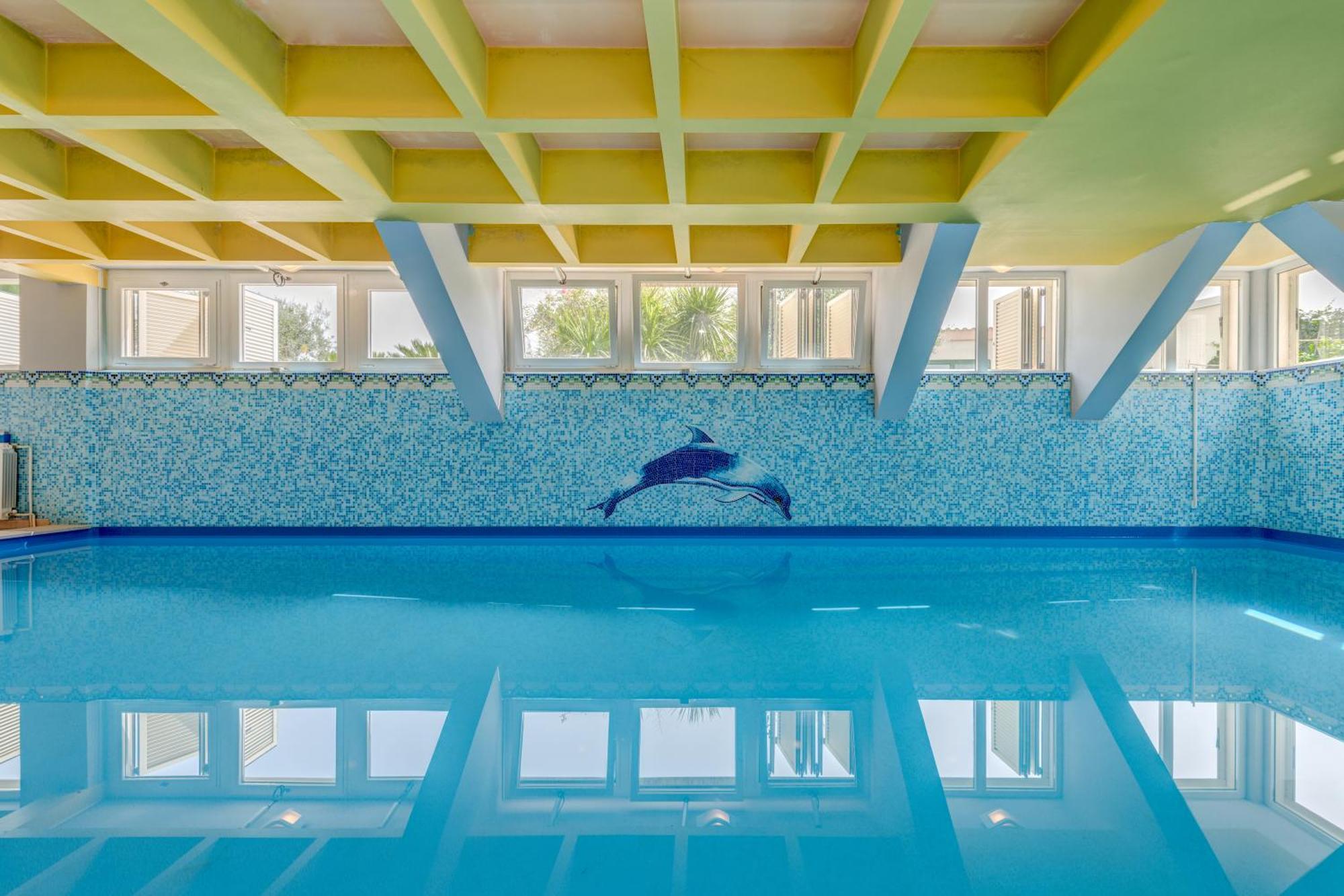 ספליט Blue Dolphin Apartment - Private Indoor Pool, Jacuzzi, Garden מראה חיצוני תמונה