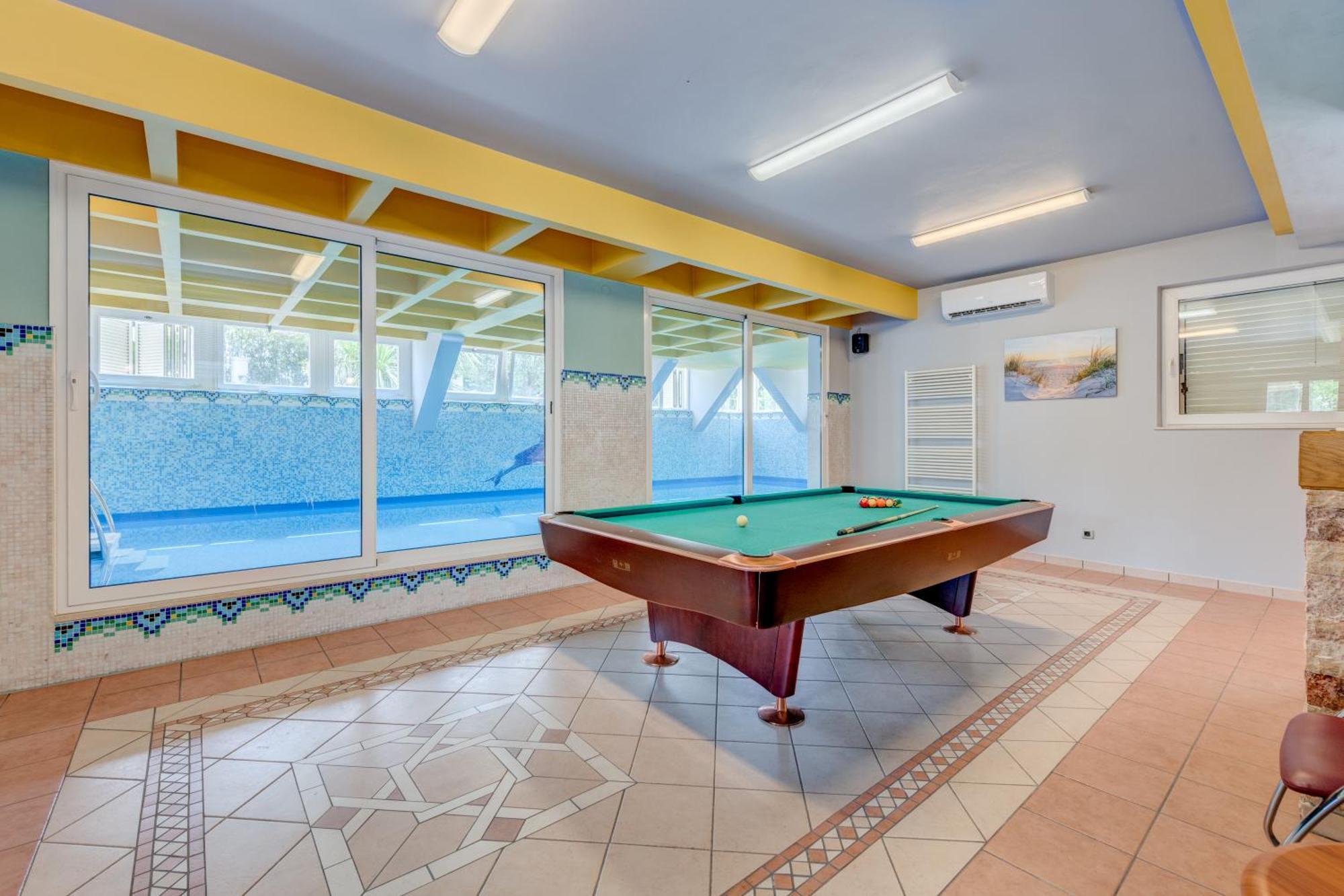 ספליט Blue Dolphin Apartment - Private Indoor Pool, Jacuzzi, Garden מראה חיצוני תמונה