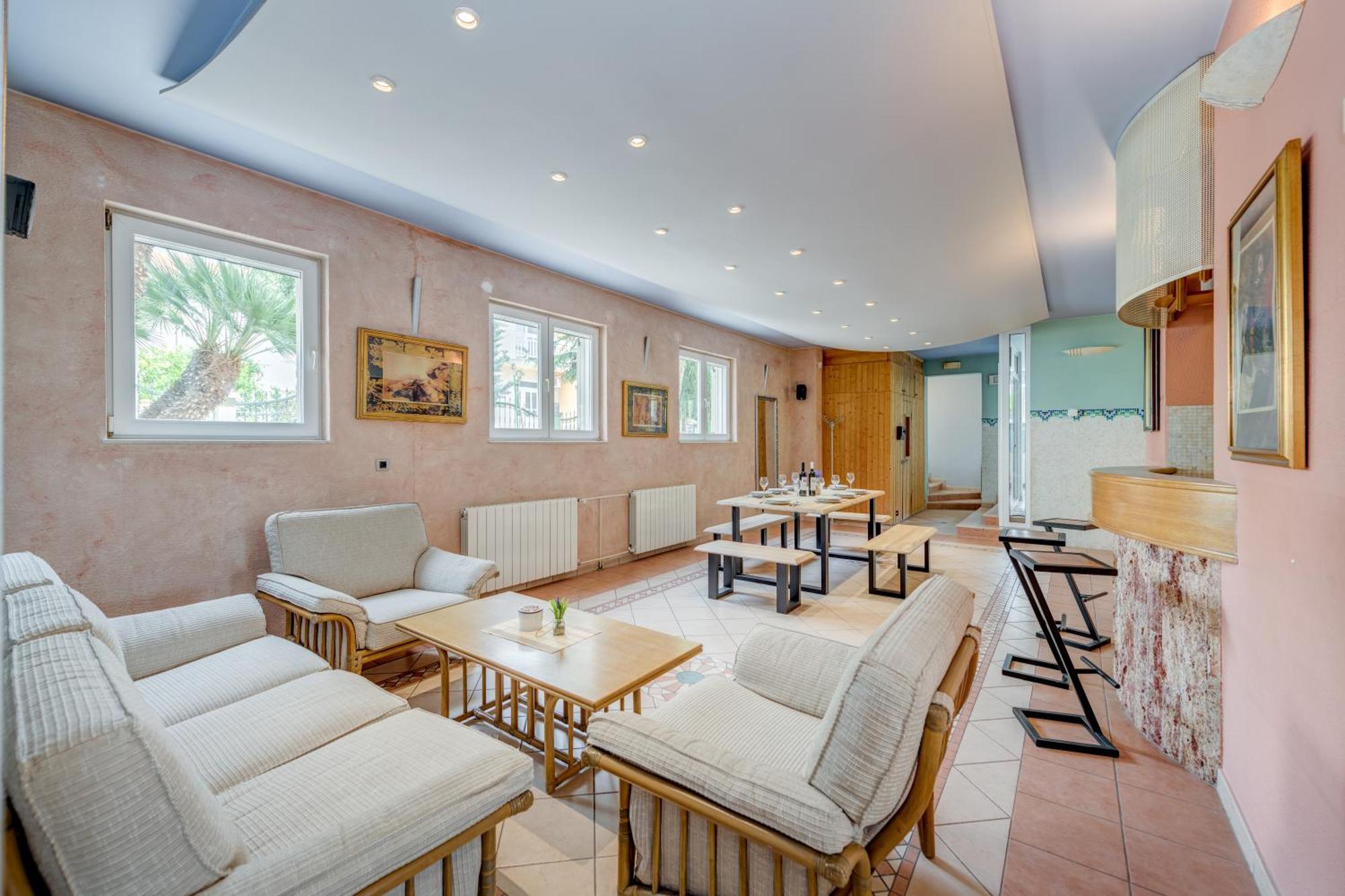 ספליט Blue Dolphin Apartment - Private Indoor Pool, Jacuzzi, Garden מראה חיצוני תמונה