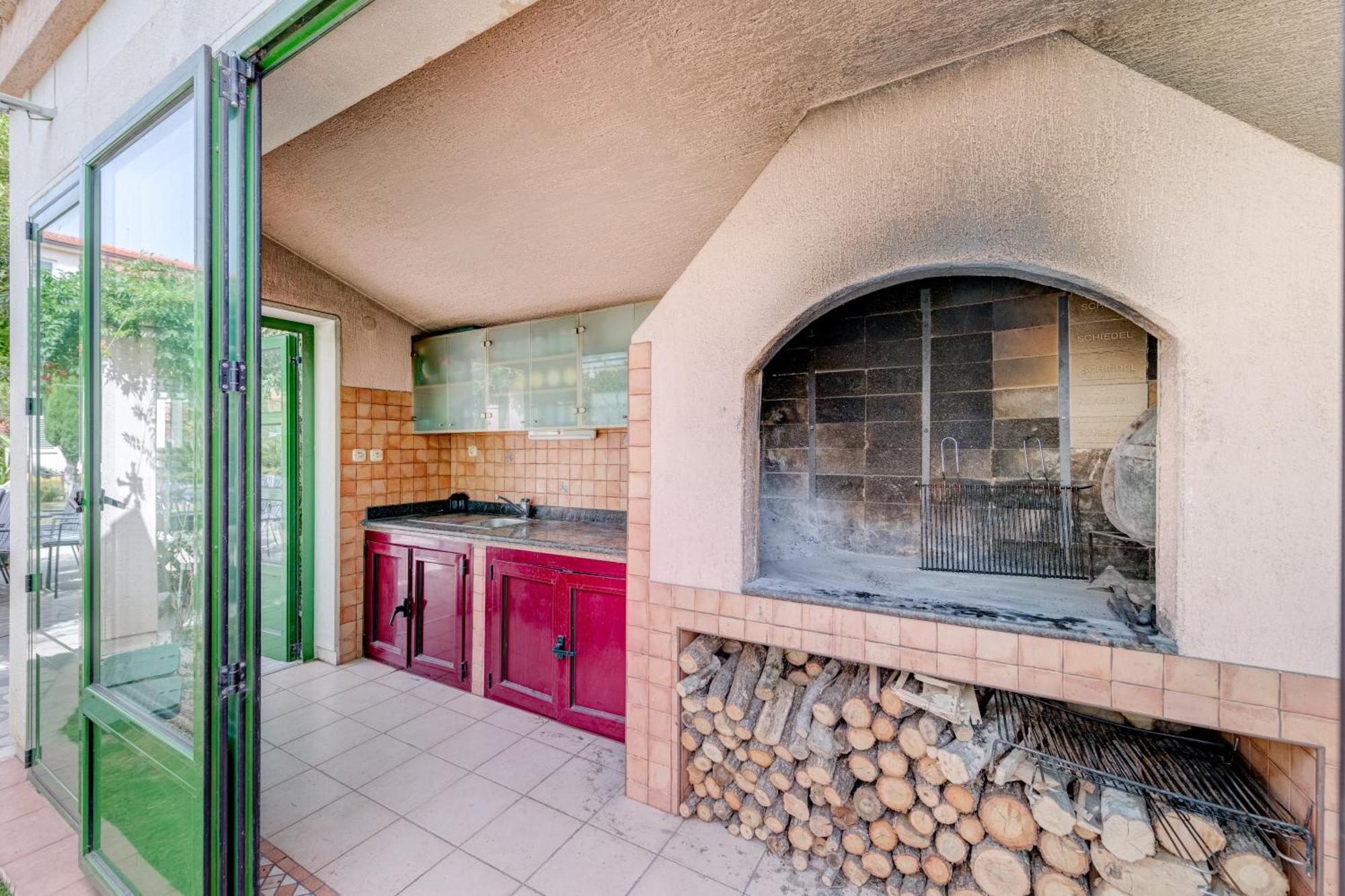 ספליט Blue Dolphin Apartment - Private Indoor Pool, Jacuzzi, Garden מראה חיצוני תמונה