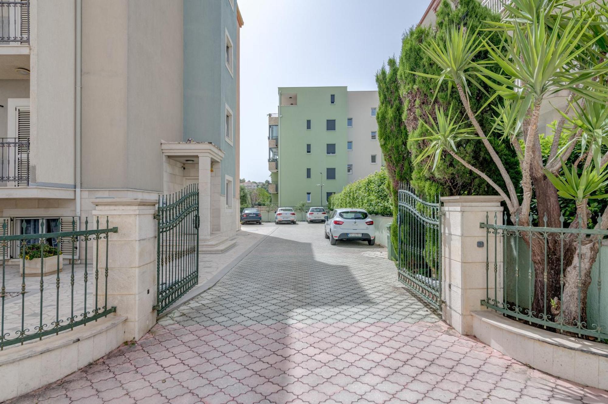 ספליט Blue Dolphin Apartment - Private Indoor Pool, Jacuzzi, Garden מראה חיצוני תמונה