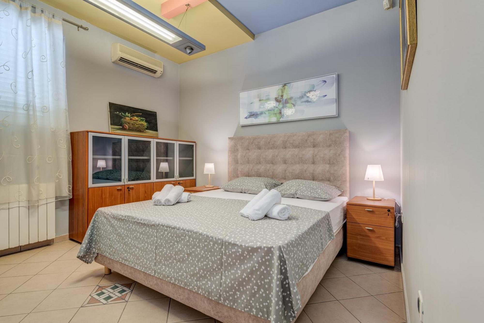 ספליט Blue Dolphin Apartment - Private Indoor Pool, Jacuzzi, Garden מראה חיצוני תמונה