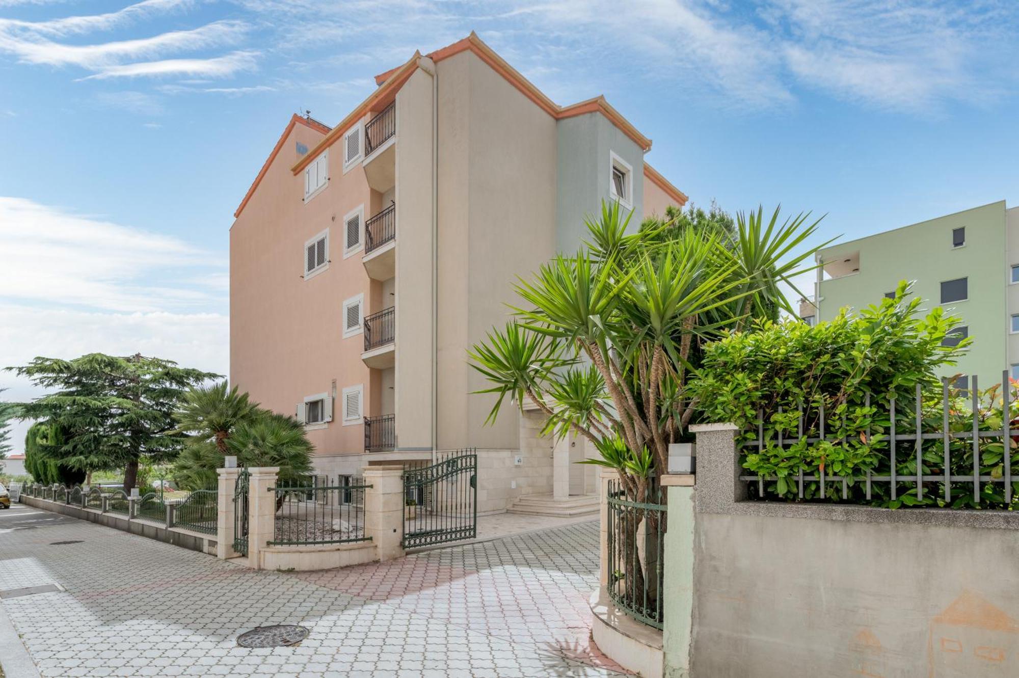 ספליט Blue Dolphin Apartment - Private Indoor Pool, Jacuzzi, Garden מראה חיצוני תמונה