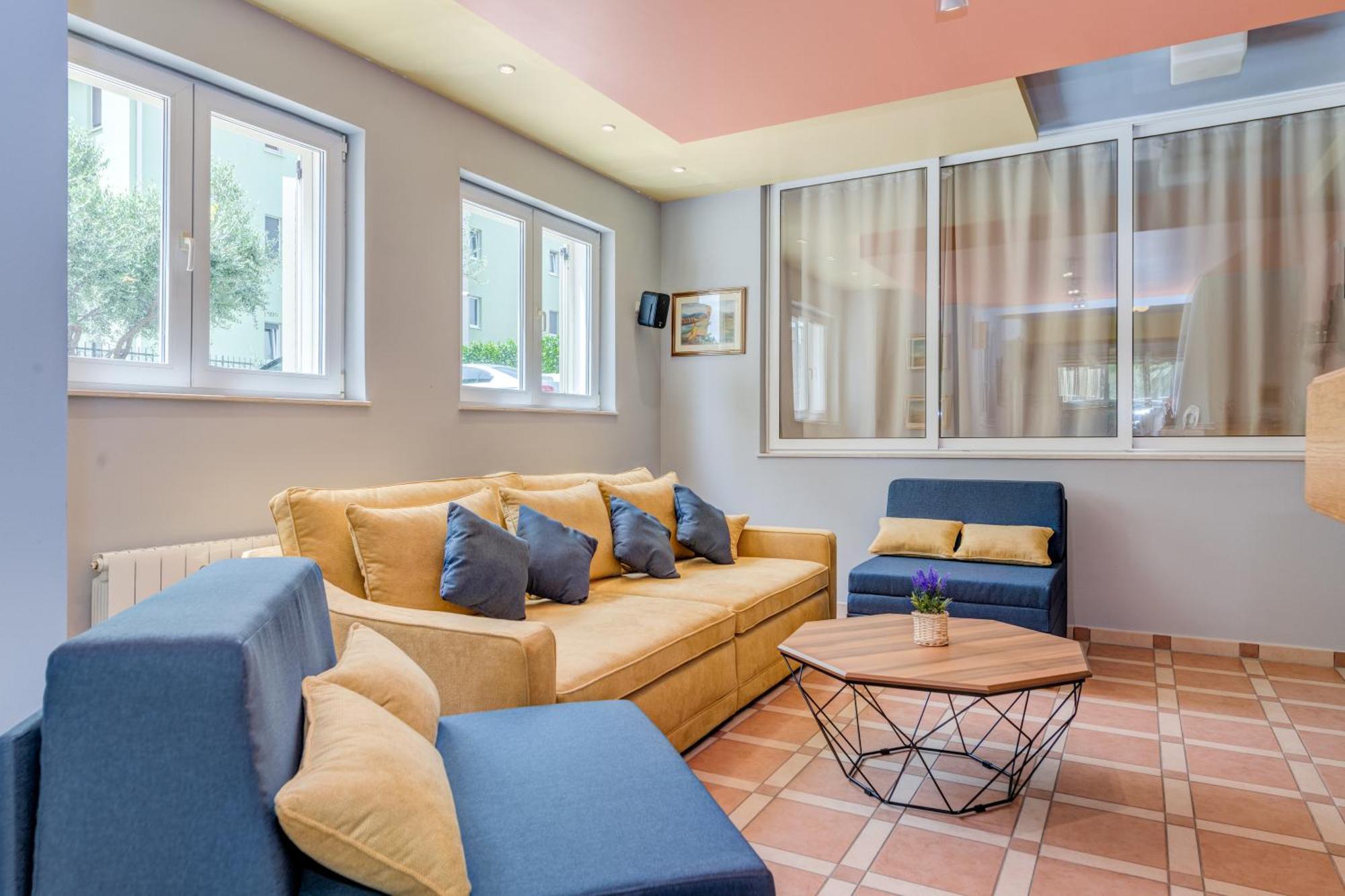 ספליט Blue Dolphin Apartment - Private Indoor Pool, Jacuzzi, Garden מראה חיצוני תמונה