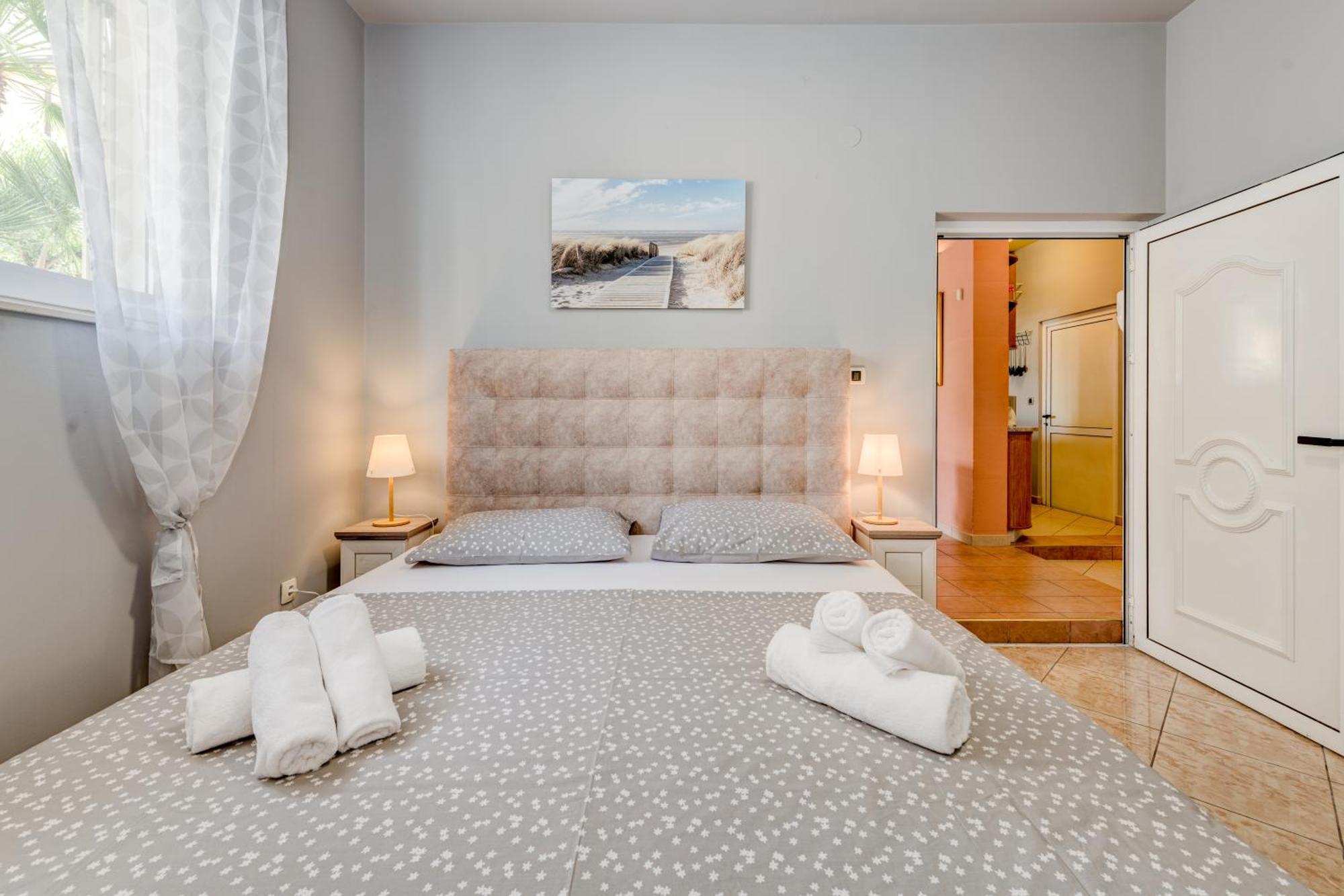 ספליט Blue Dolphin Apartment - Private Indoor Pool, Jacuzzi, Garden מראה חיצוני תמונה
