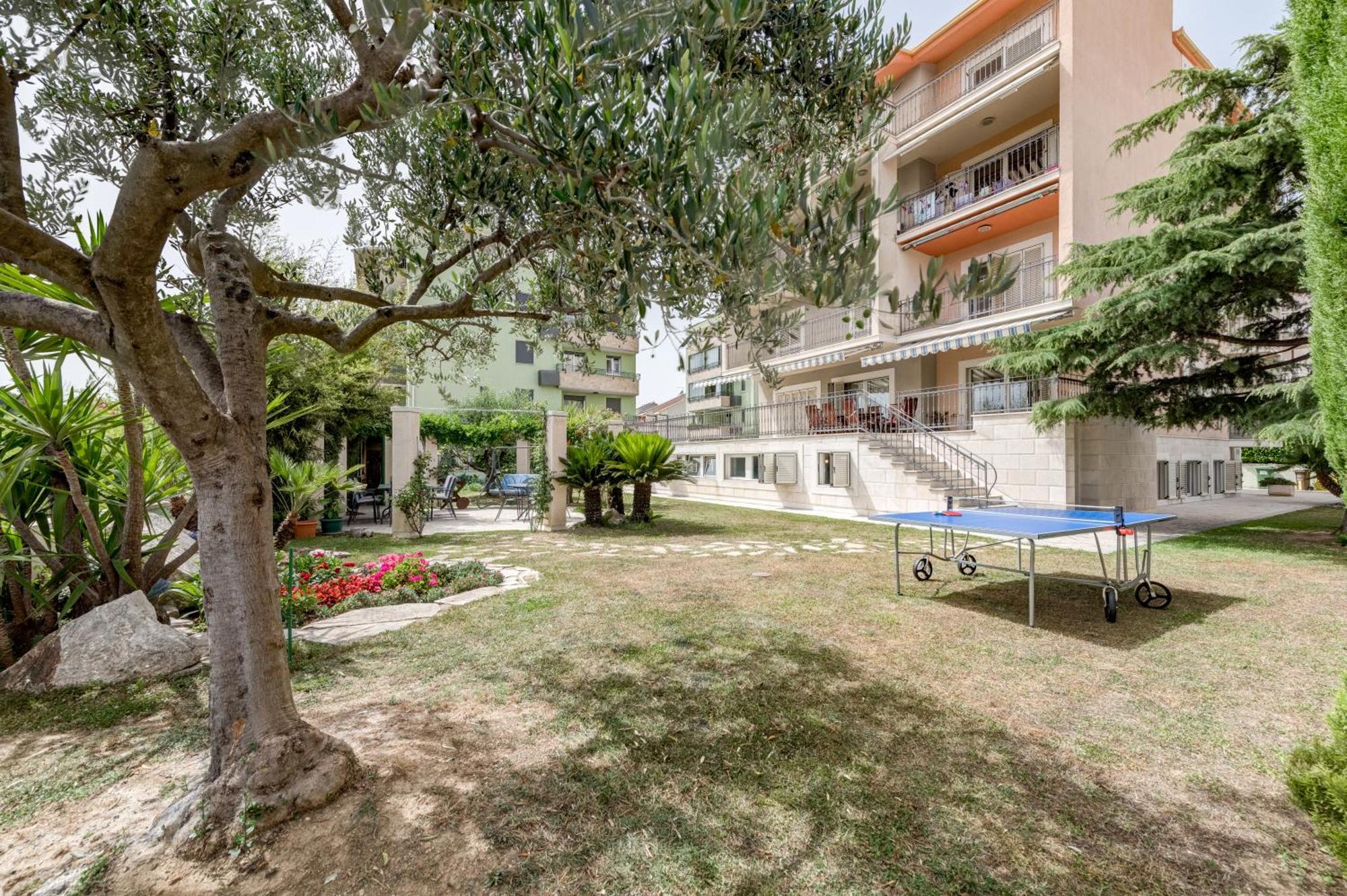 ספליט Blue Dolphin Apartment - Private Indoor Pool, Jacuzzi, Garden מראה חיצוני תמונה
