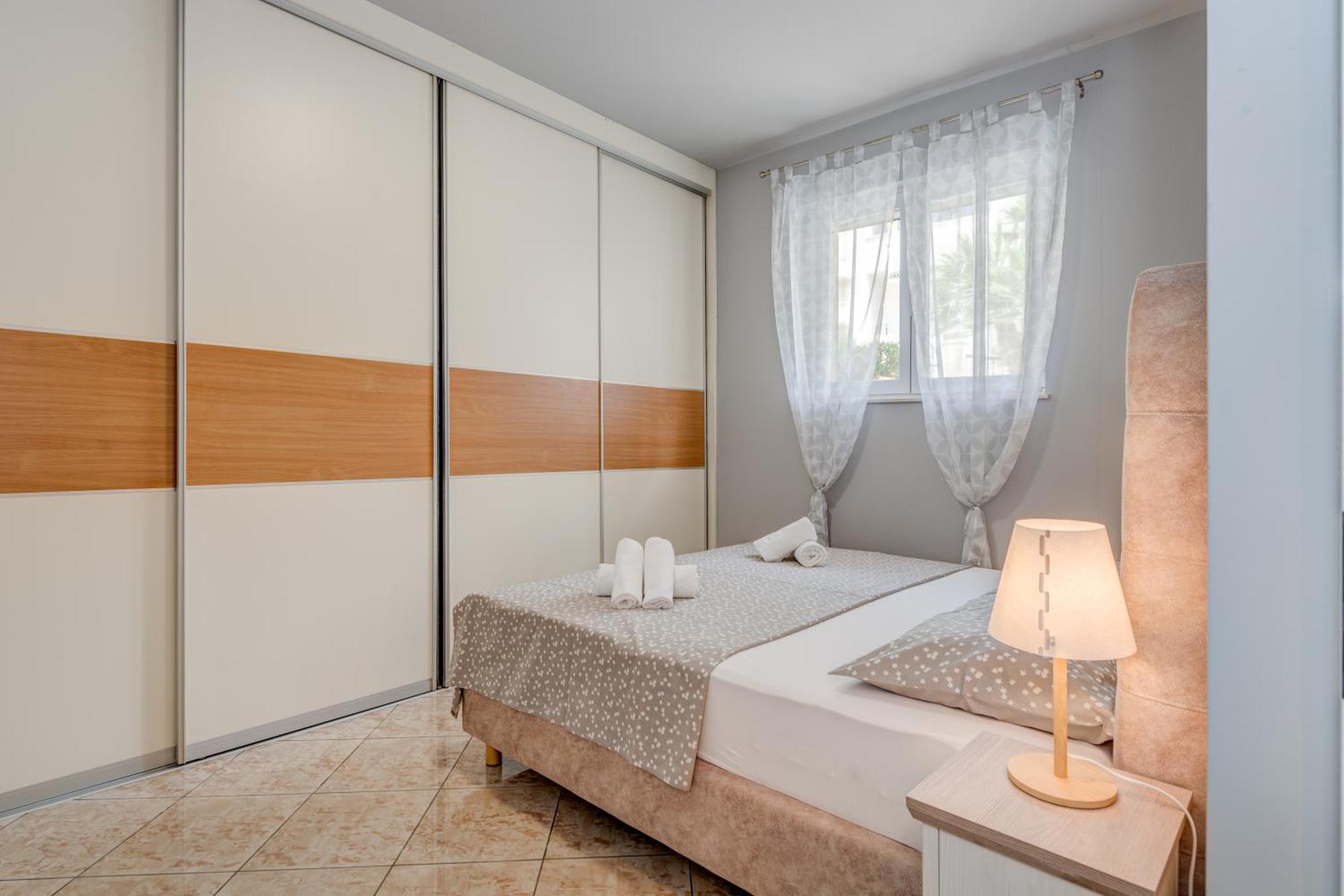 ספליט Blue Dolphin Apartment - Private Indoor Pool, Jacuzzi, Garden מראה חיצוני תמונה