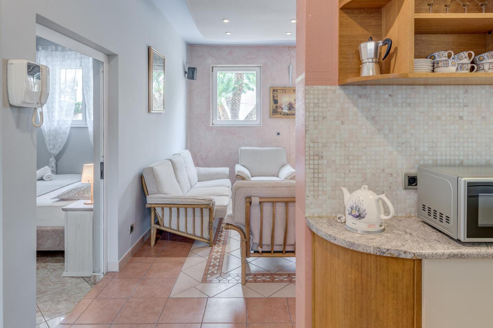 ספליט Blue Dolphin Apartment - Private Indoor Pool, Jacuzzi, Garden מראה חיצוני תמונה