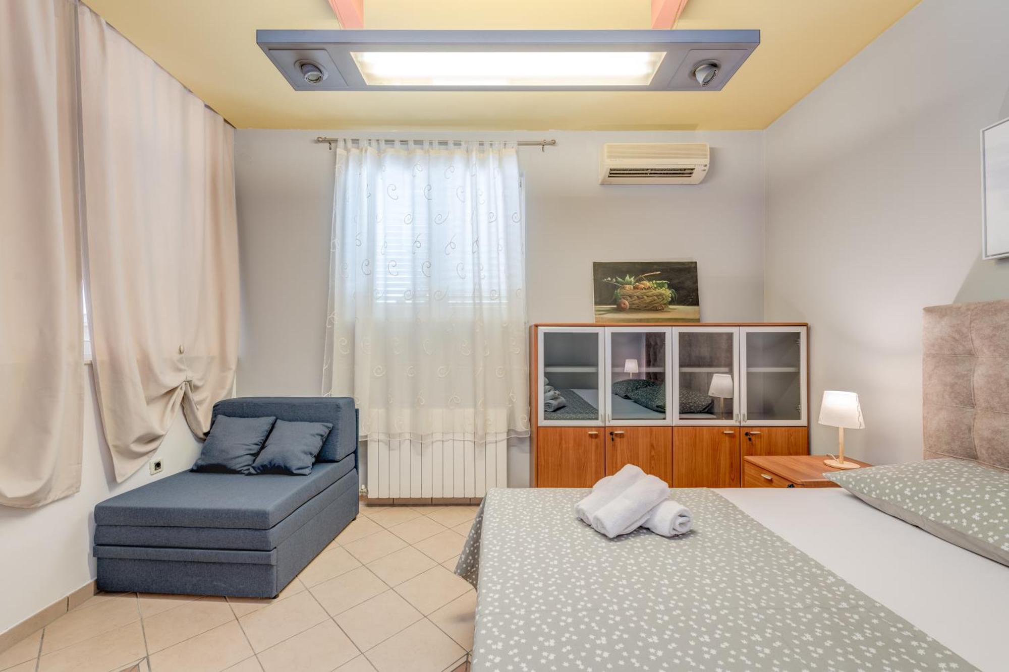 ספליט Blue Dolphin Apartment - Private Indoor Pool, Jacuzzi, Garden מראה חיצוני תמונה