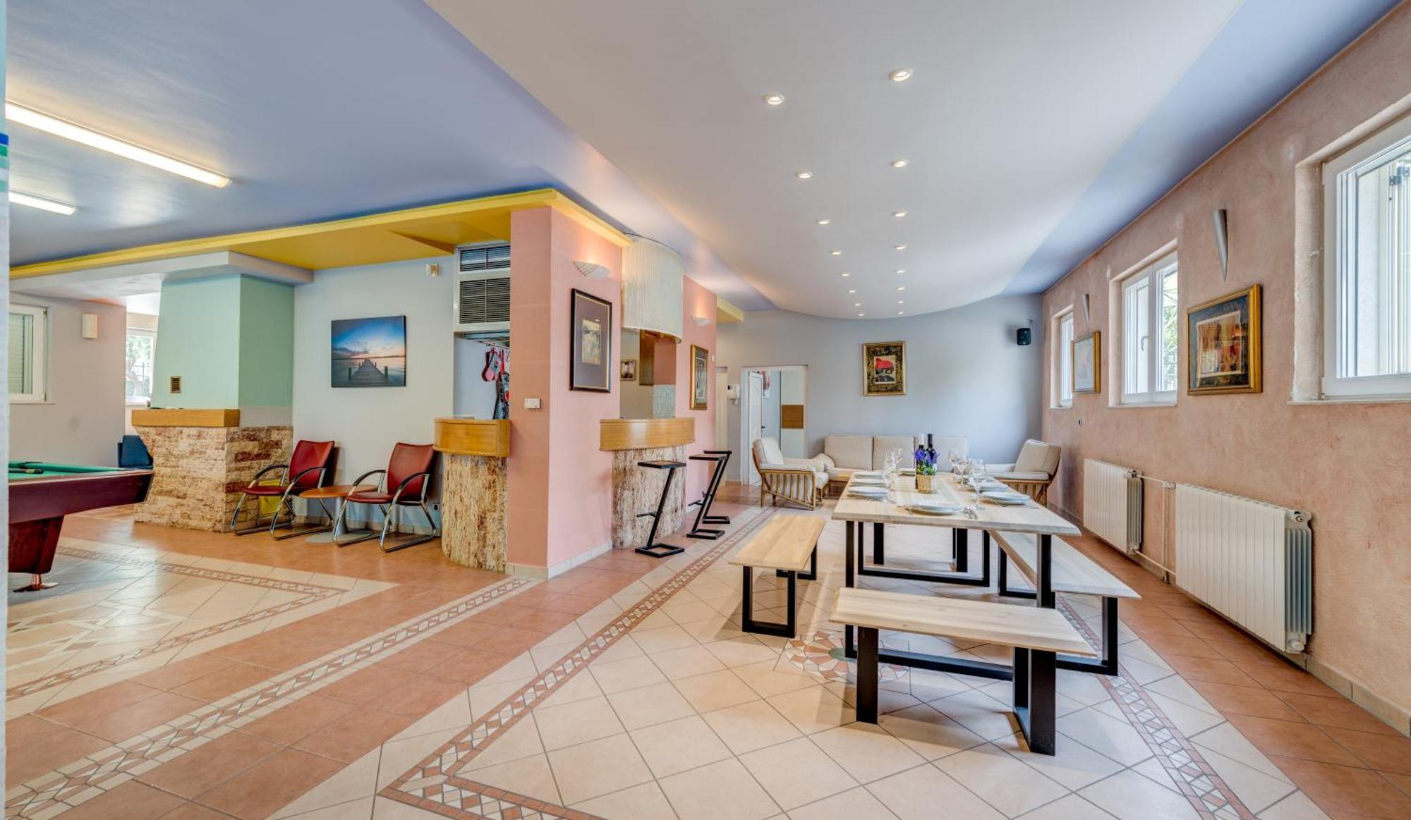 ספליט Blue Dolphin Apartment - Private Indoor Pool, Jacuzzi, Garden מראה חיצוני תמונה