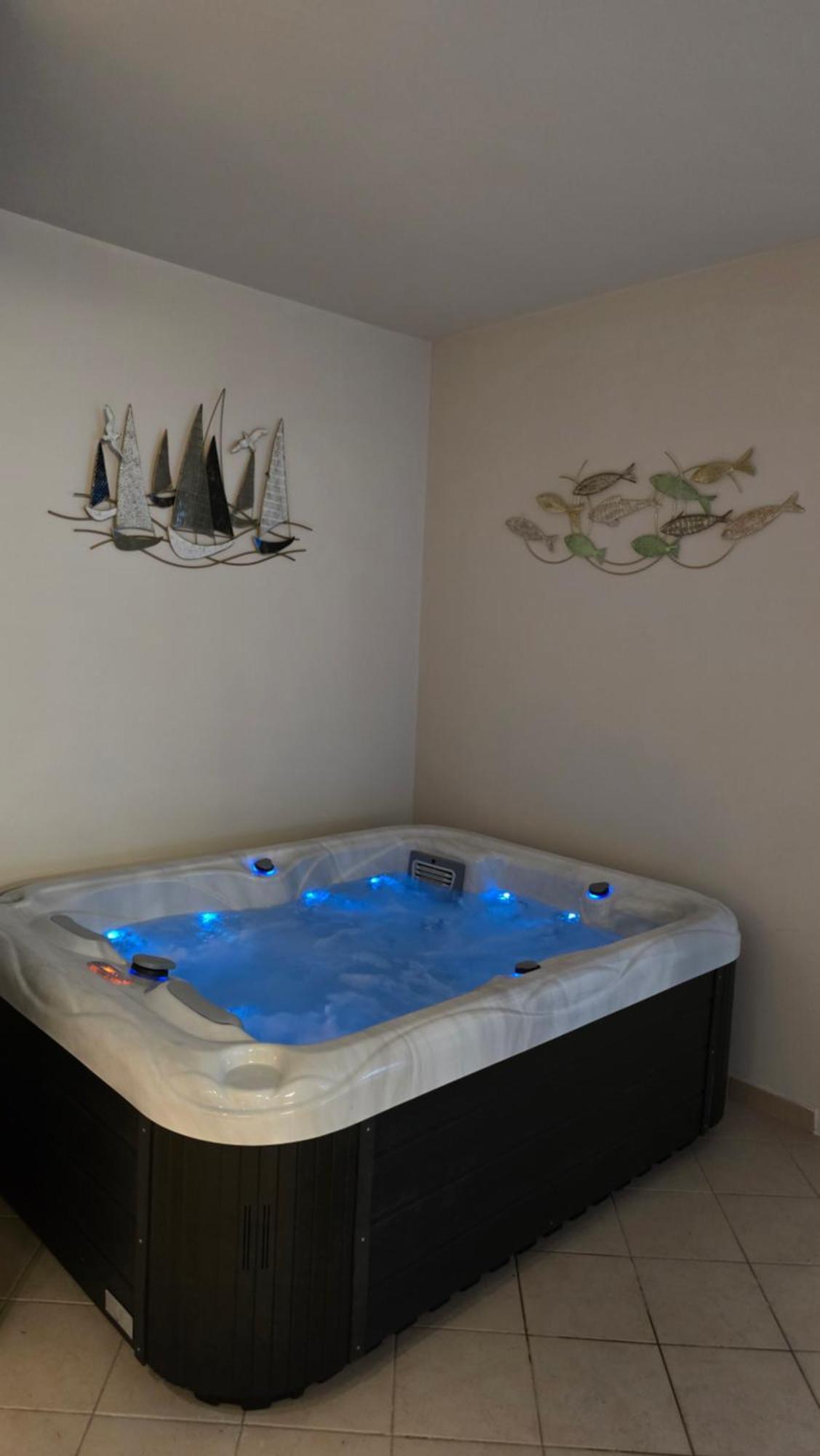 ספליט Blue Dolphin Apartment - Private Indoor Pool, Jacuzzi, Garden מראה חיצוני תמונה
