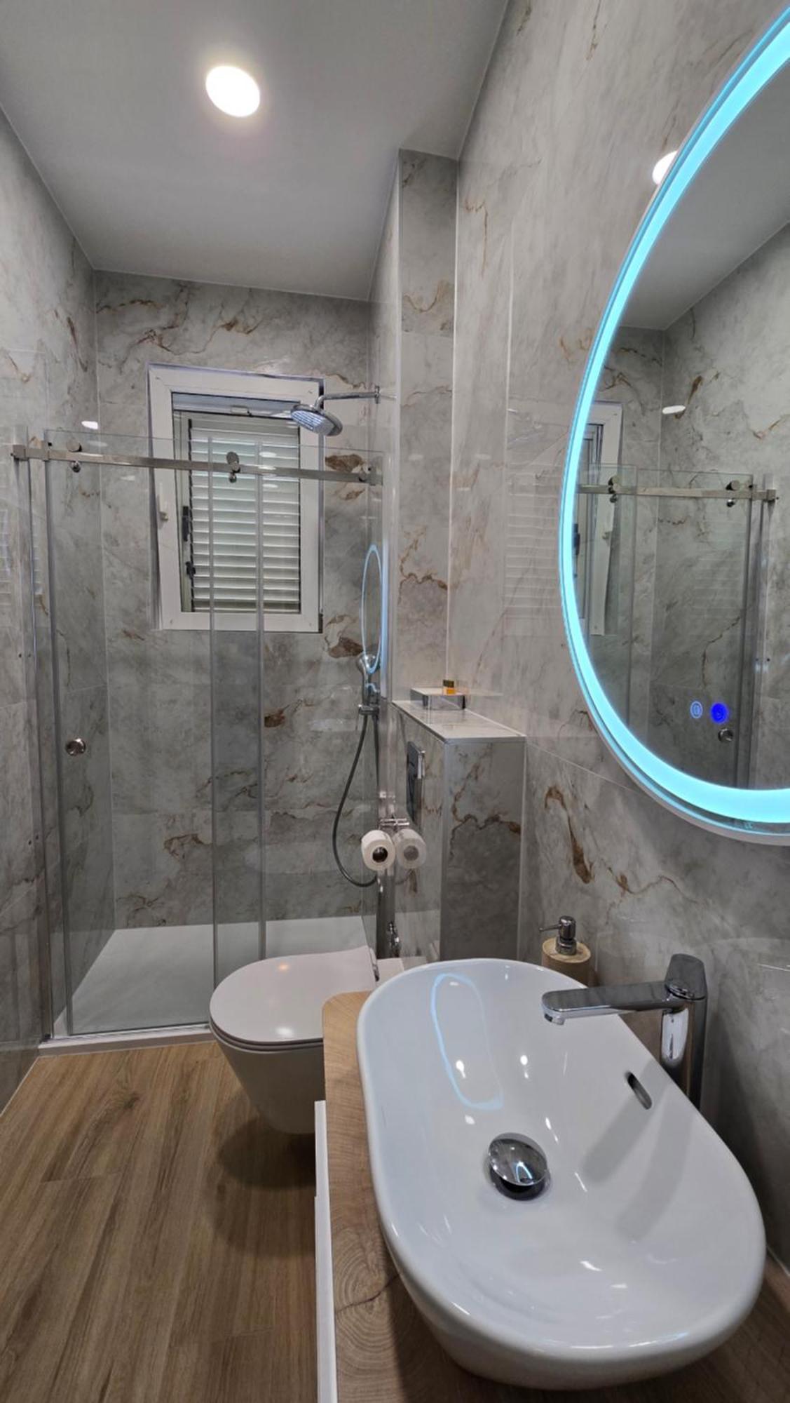 ספליט Blue Dolphin Apartment - Private Indoor Pool, Jacuzzi, Garden מראה חיצוני תמונה