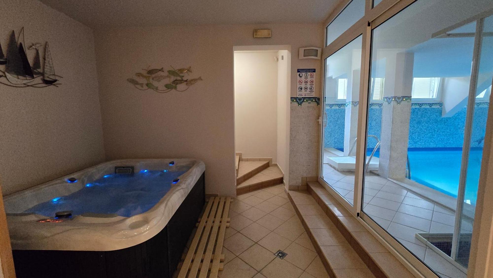ספליט Blue Dolphin Apartment - Private Indoor Pool, Jacuzzi, Garden מראה חיצוני תמונה
